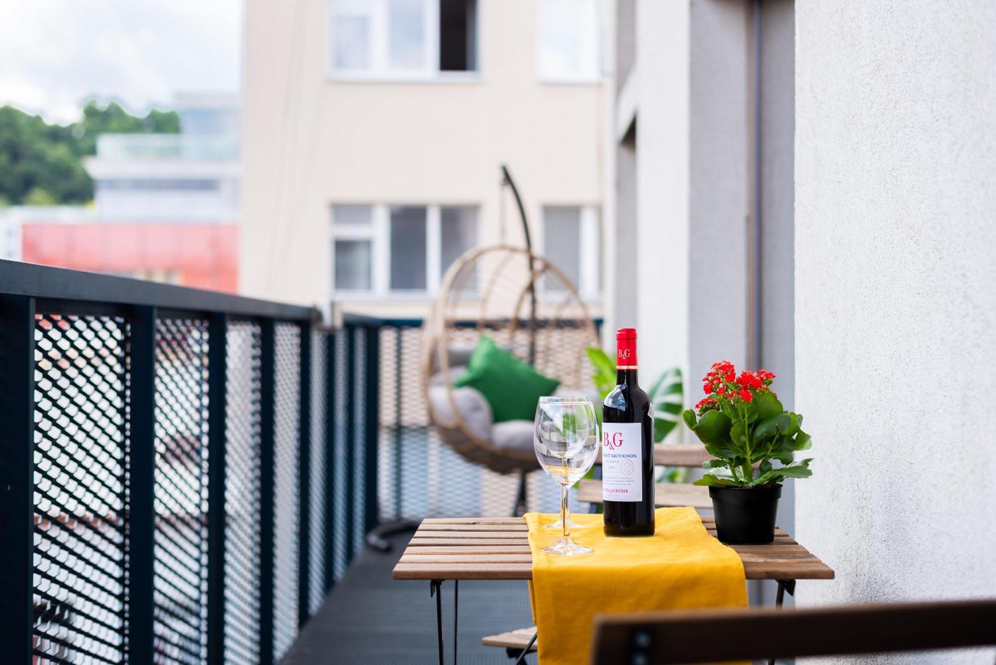 2-Level Apartments On Krizikova Near The Metro Prag Eksteriør billede