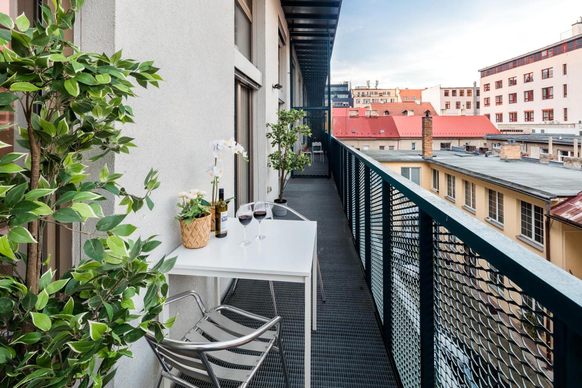 2-Level Apartments On Krizikova Near The Metro Prag Eksteriør billede